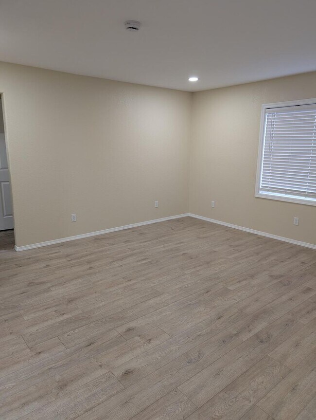 Building Photo - 2 Bedroom 1 Bath- Home