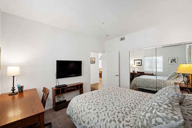 Building Photo - Discover Ventura's Downtown and Coastal Lifestyle