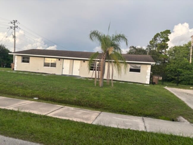 -AVAILABLE NOW! Updated 2BR/1BA Duplex Fr... - -AVAILABLE NOW! Updated 2BR/1BA Duplex  Fr...