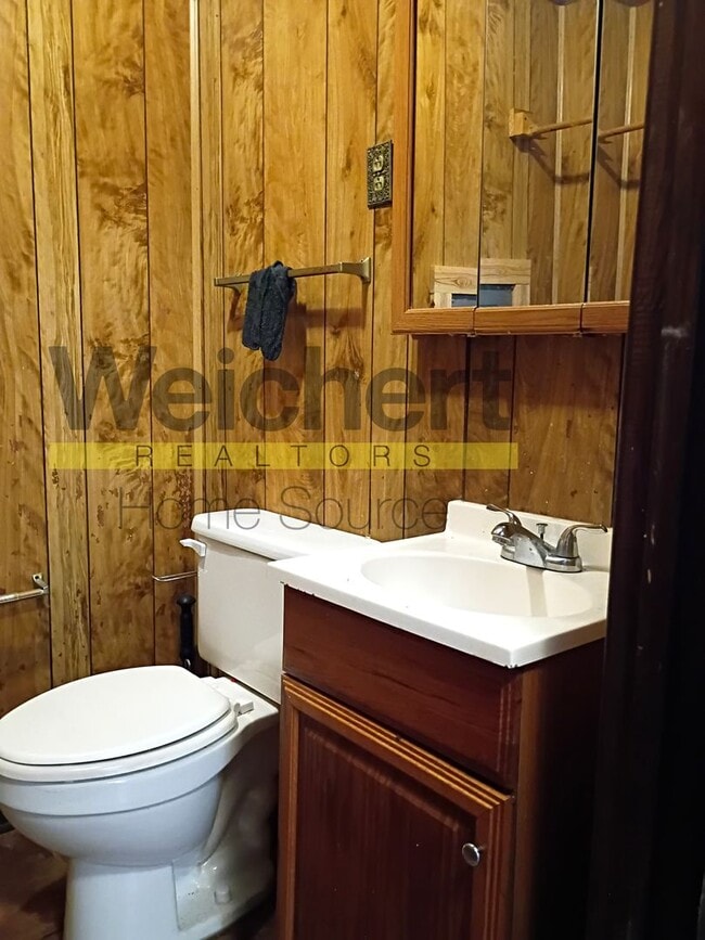 Building Photo - 3-Bed Home with Great Garage/Shop & Conven...