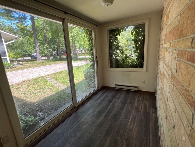 Building Photo - SPACIOUS HOME IN TRAVERSE CITY LOCATED NEAR NMC & EAST BAY