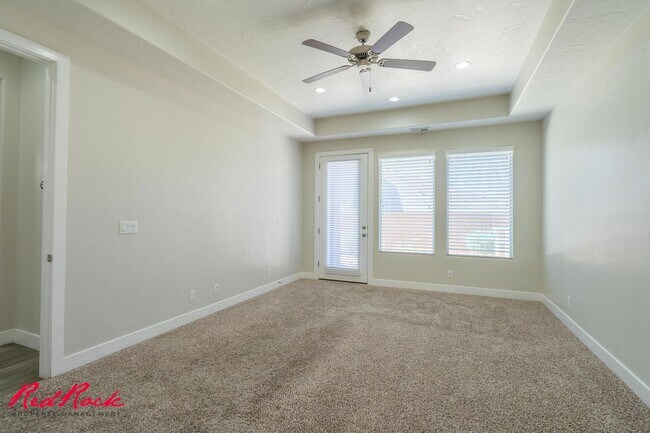 Building Photo - Pet Friendly 4 Bedroom Home! Internet Incl...