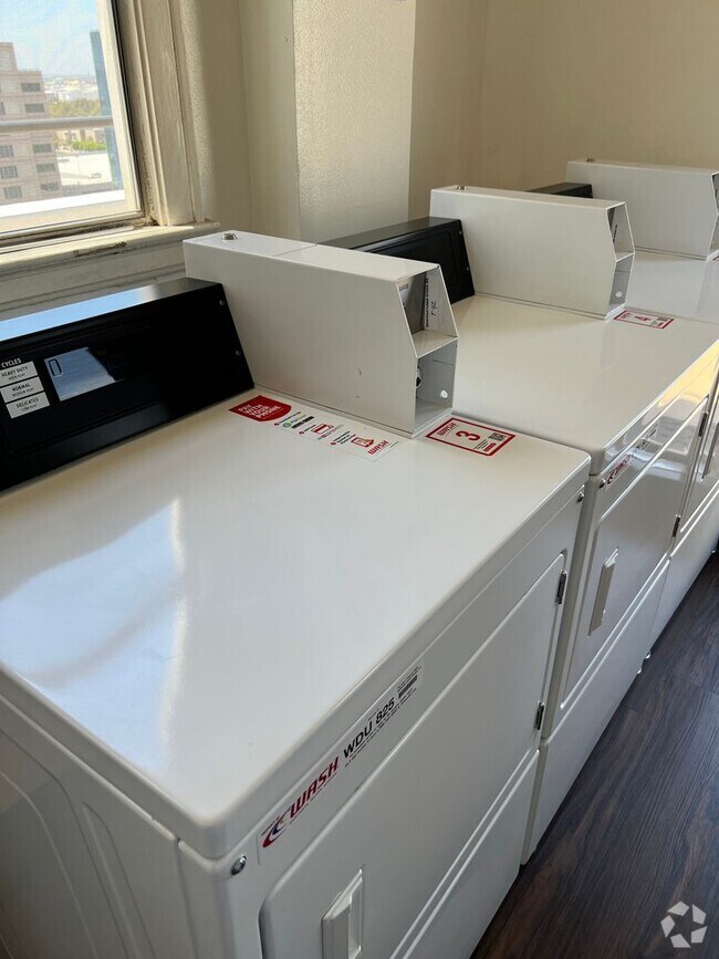 Building Photo - REDUCED REDUCED REDUCED:  Spacious studio ...