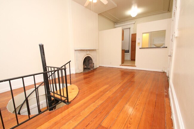 Building Photo - Spacious Bilevel 1 BR, 1.5 BA & More!*Avai...