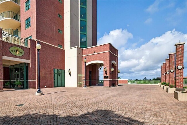 Building Photo - 300 S Duval St