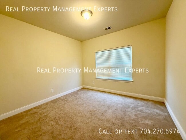 Building Photo - 3116 Village Glen Ln