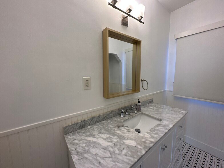 Building Photo - 1602 S Stanley Ave