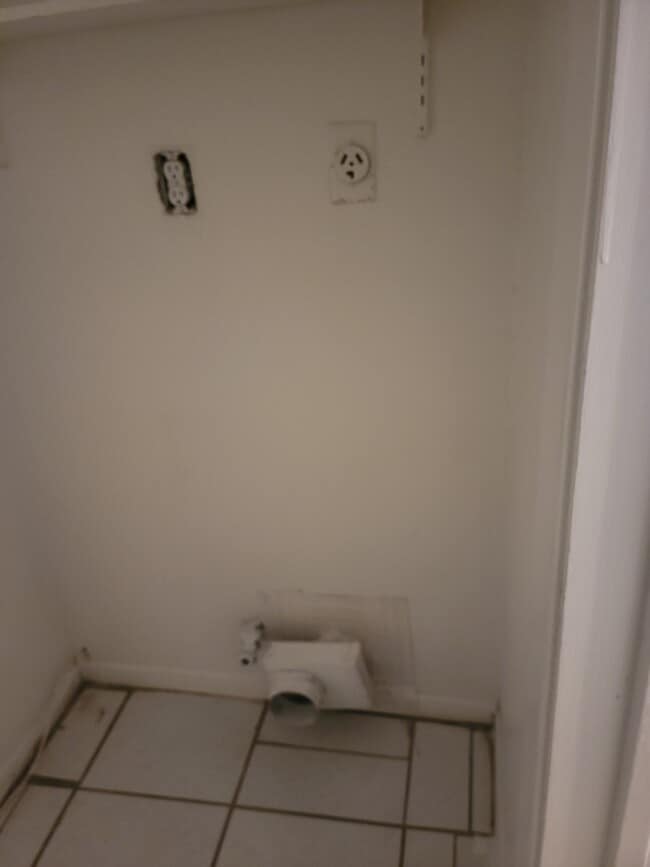 Building Photo - 13023 Maxim Dr