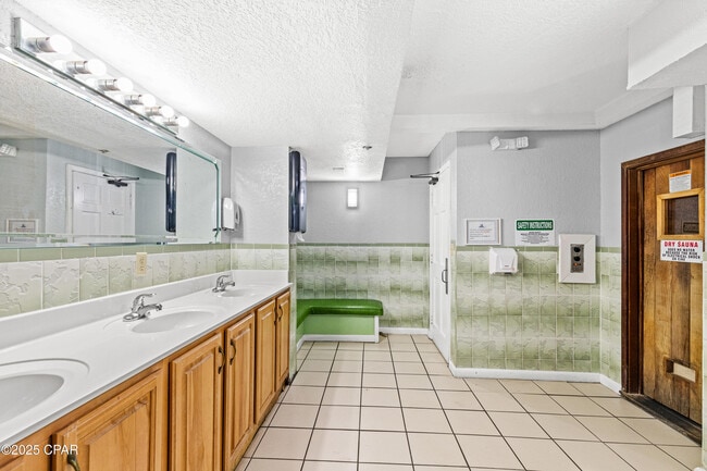 Building Photo - 8743 Thomas Dr