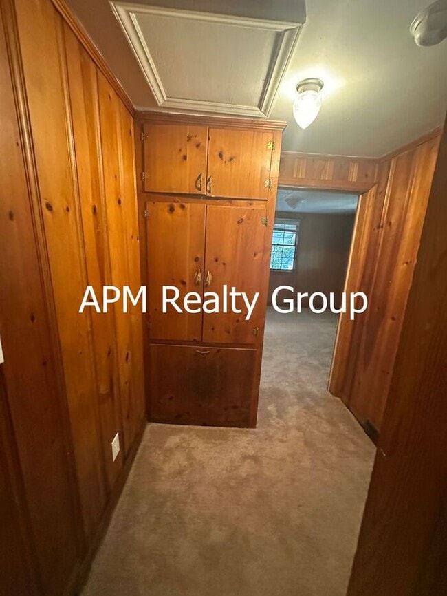 Building Photo - Private Country Feel Close to Downtown