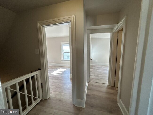Building Photo - 440 James St