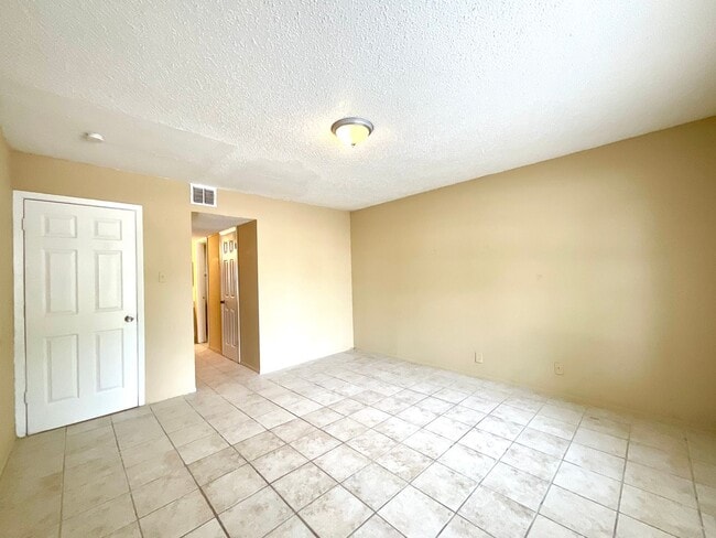 Building Photo - Available Now! 3 Bedroom / 2 Bath Home Nea...
