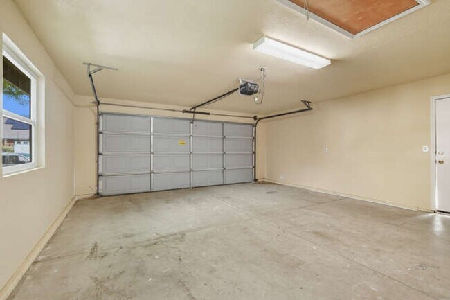 Building Photo - Spacious 5-Bedroom Home with Pool in NE Fr...