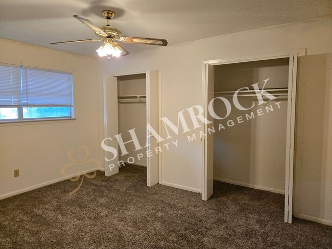 Building Photo - 2/1 Triplex in Waco ISD!