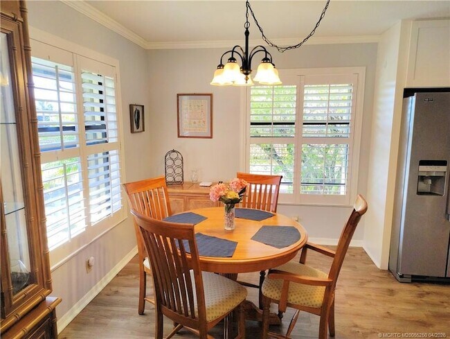 Building Photo - 511 SW South River Dr