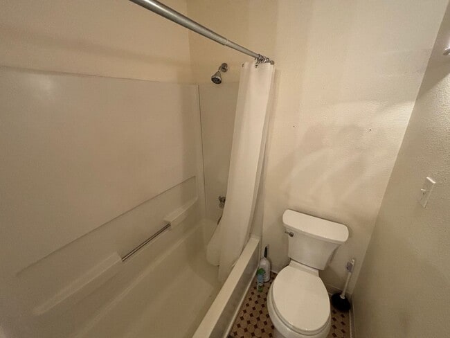 Building Photo - West Linn - Linnwood Heights, Stylish Condo, Gym, Pool & Hot Tub / Cable, W,S,G Included In The Rent