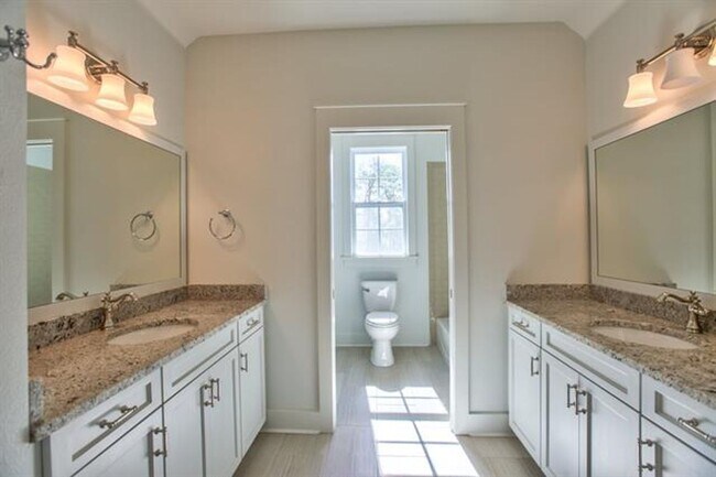 Building Photo - Stunning Midtown Tallahassee Home In Braemore Park