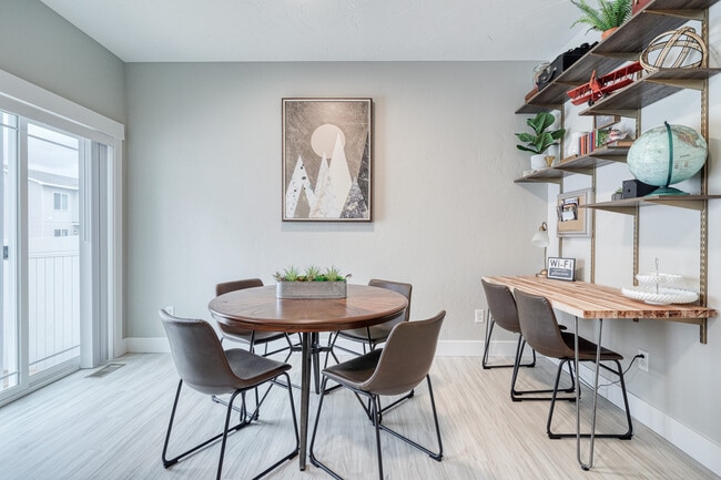 Building Photo - 706 S Saturn Ave