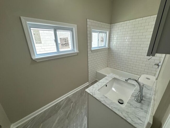 Building Photo - Beautifully renovated with mother in law s...