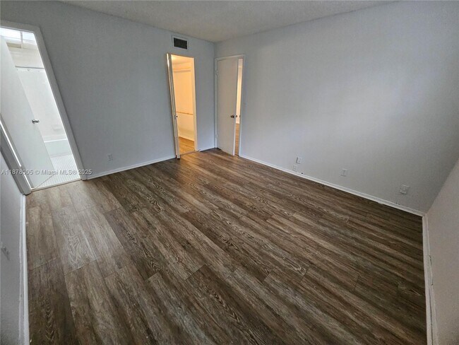 Building Photo - 7820 S Colony Cir