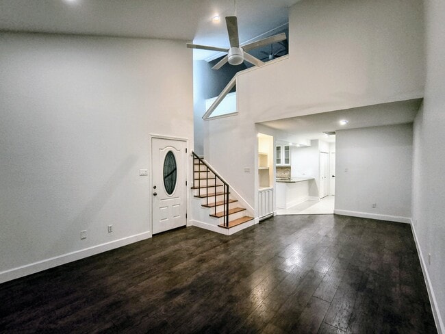 Building Photo - 902 Memorial Village Dr