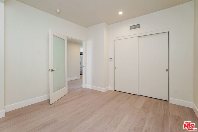 Building Photo - 1250 N Harper Ave