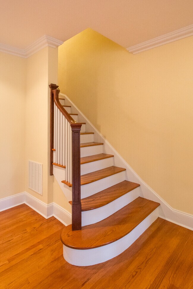 Building Photo - 161 Greenway S