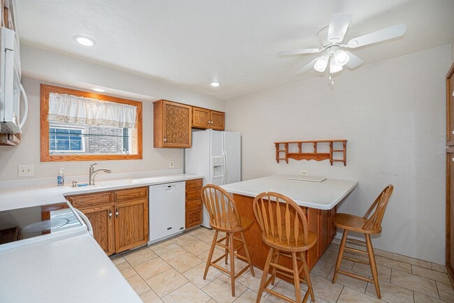 Building Photo - Welcome Home to Bristol Cove - Rare End-Un...