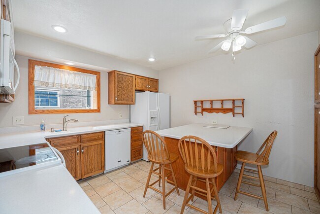 Building Photo - Welcome Home to Bristol Cove - Rare End-Un...
