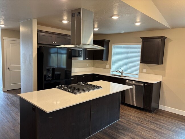 Building Photo - Newer Home in Redmond with Large Fenced Ba...