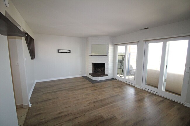 Building Photo - Oceanfront Silverstrand | 4 Bedroom + 3 Ba...