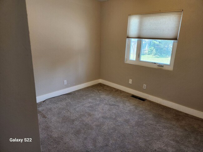 Building Photo - Beautiful home in a private country settin...