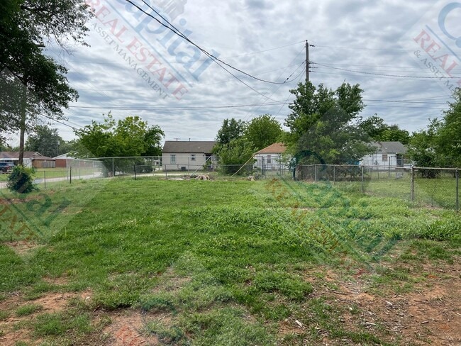 Building Photo - Updated 3 Bedroom