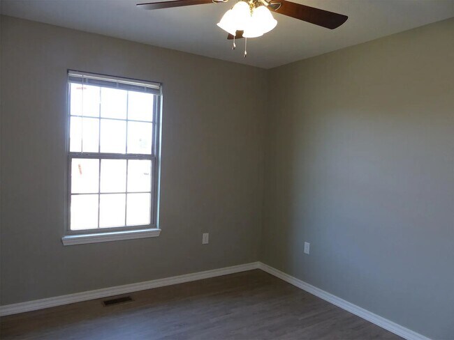 Building Photo - 3 Bedroom Ozark Home Available! Great Neighborhood!