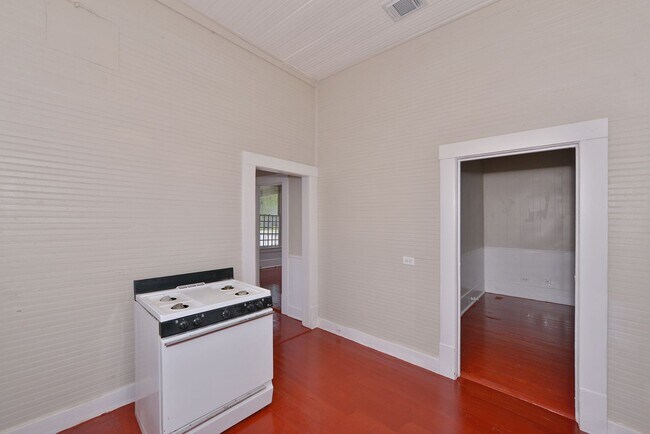 Building Photo - Nice Historic Home Near  Downtown