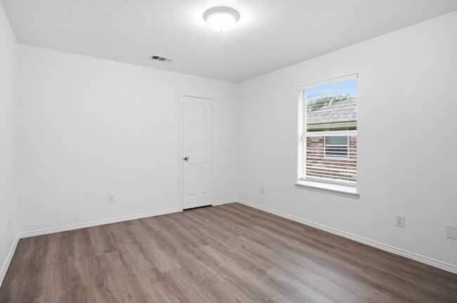 Building Photo - Beautiful 3BD Home on Corner Lot with Fenced Yard & 2-Car Garage in Sonterra