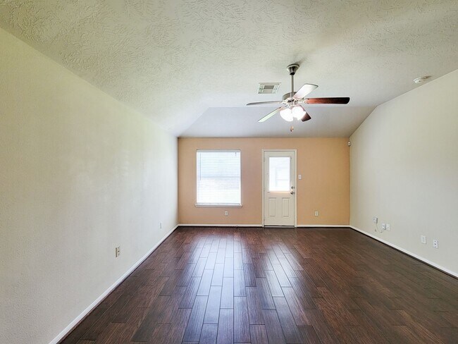 Building Photo - BEAUTIFUL 3 BEDROOM 2 BATH WITH WOOD TILE THROUGHOUT THE HOUSE!