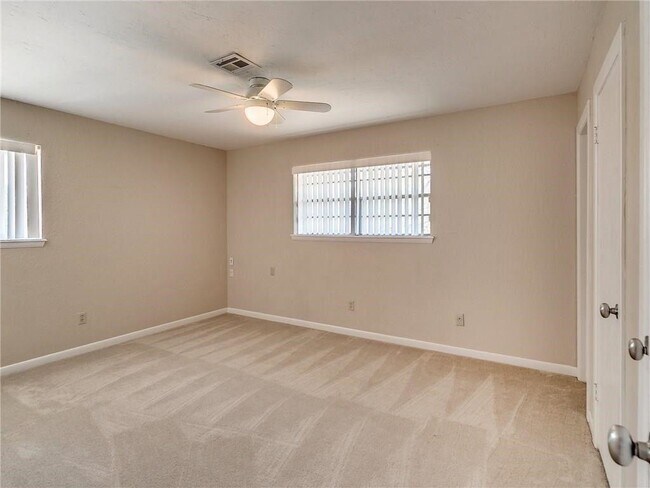 Building Photo - 1533 Glenbrook Dr