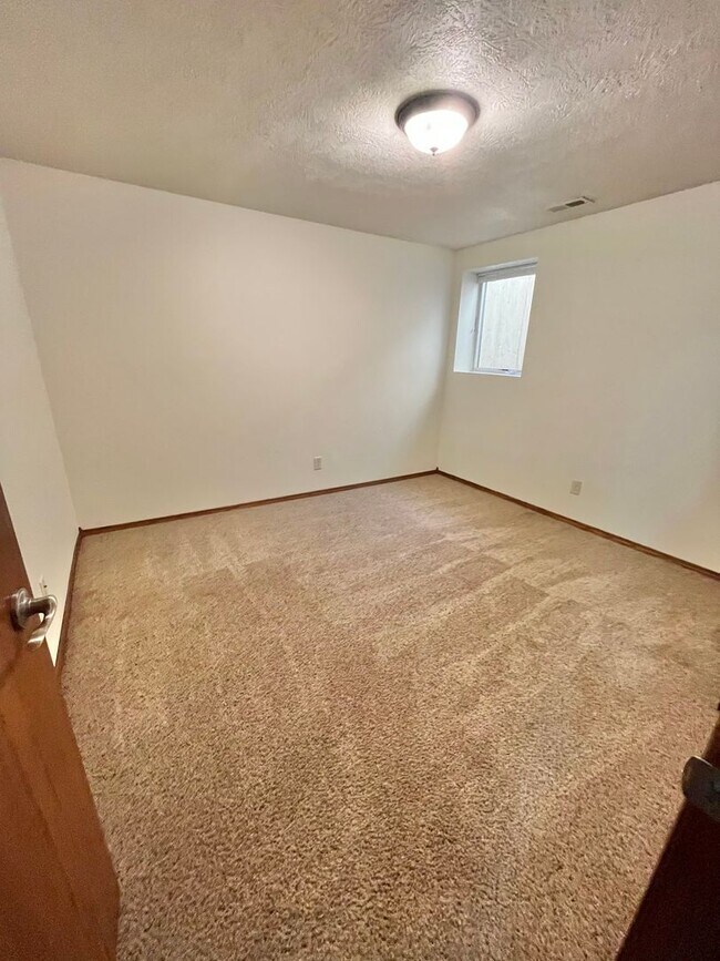 Building Photo - Spacious 4 Bed/3 Bath Twinhome in Brandon!