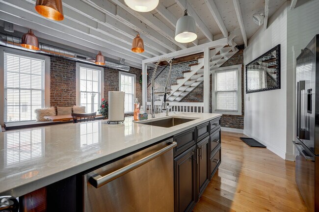 Building Photo - 1519 W Superior St