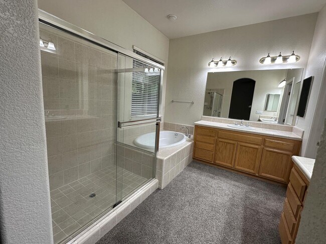 Building Photo - Charming 4 bedroom, 2 bathroom single fami...
