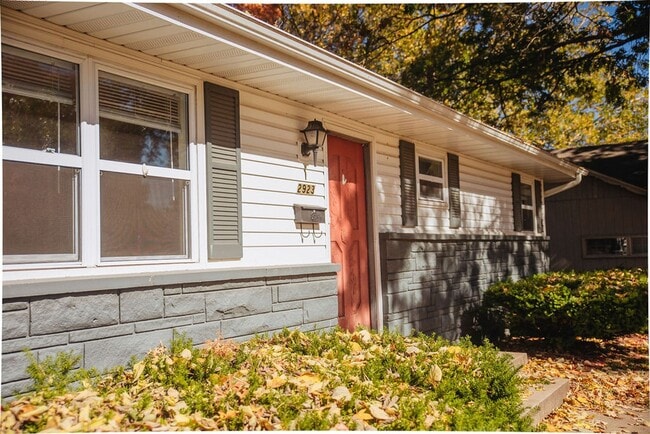 Building Photo - 4 Bed 2 Bath Home