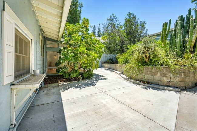 Building Photo - 8461 Valley Circle Blvd