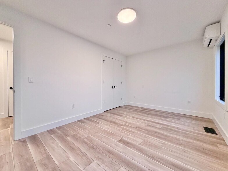 Building Photo - 375 Monmouth St