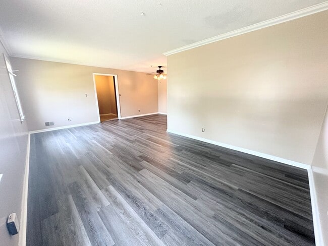 Building Photo - Fresh Private Large Quiet Appeal