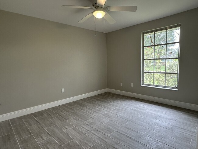 Building Photo - Charming Home in the Center of Town