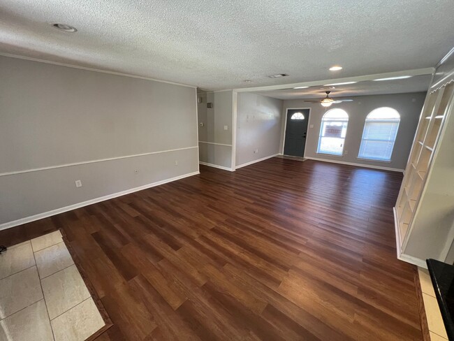 Building Photo - 3 bedroom, 2 bathroom home in Baton Rouge,...