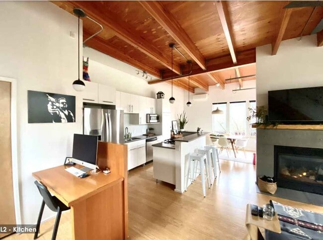 Building Photo - Modern Design 2 Bed/ 2.5 bath 3 Level Cond...