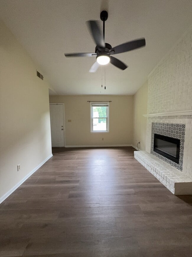 Building Photo - 425 Cedar Crk Dr