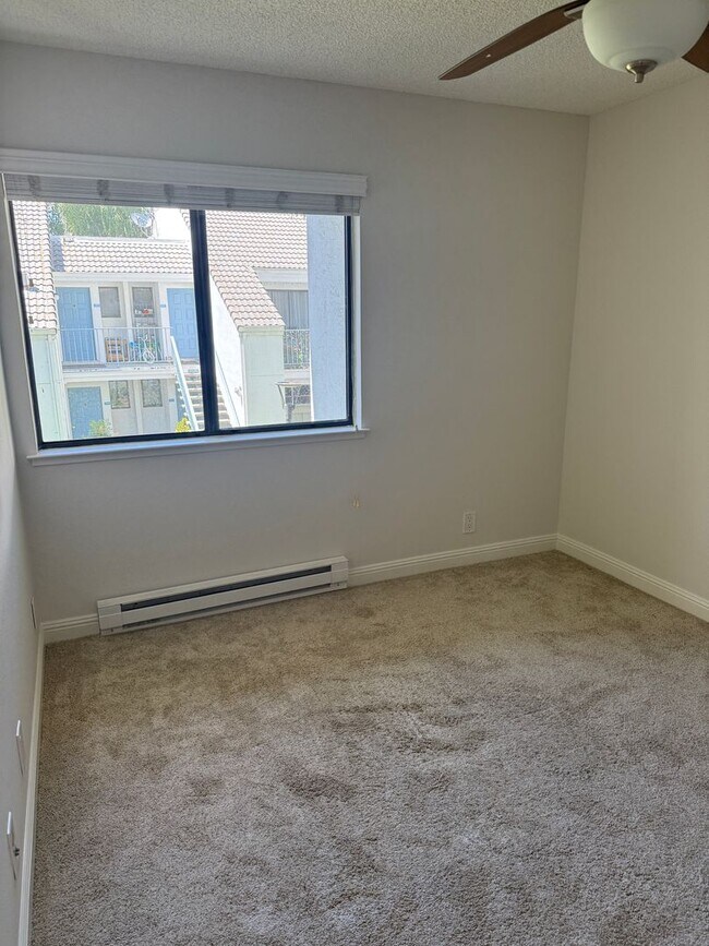 Building Photo - SPACIOUS 2 BEDROOM, 2 BATHROOM UPSTAIRS UN...